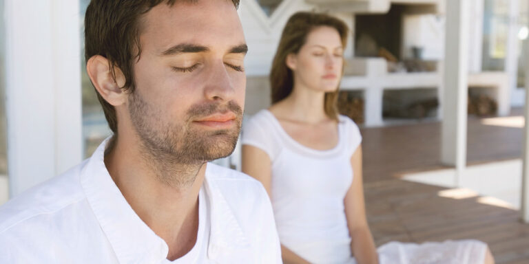 Photo d’un homme et d’une femme qui ferment les yeux pour le stage voir sans les yeux en Bretagne